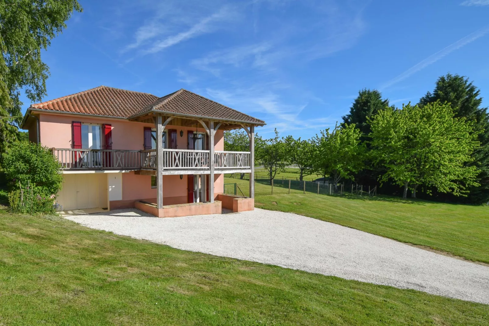 Pavillon de la Source-Buitenkant zomer