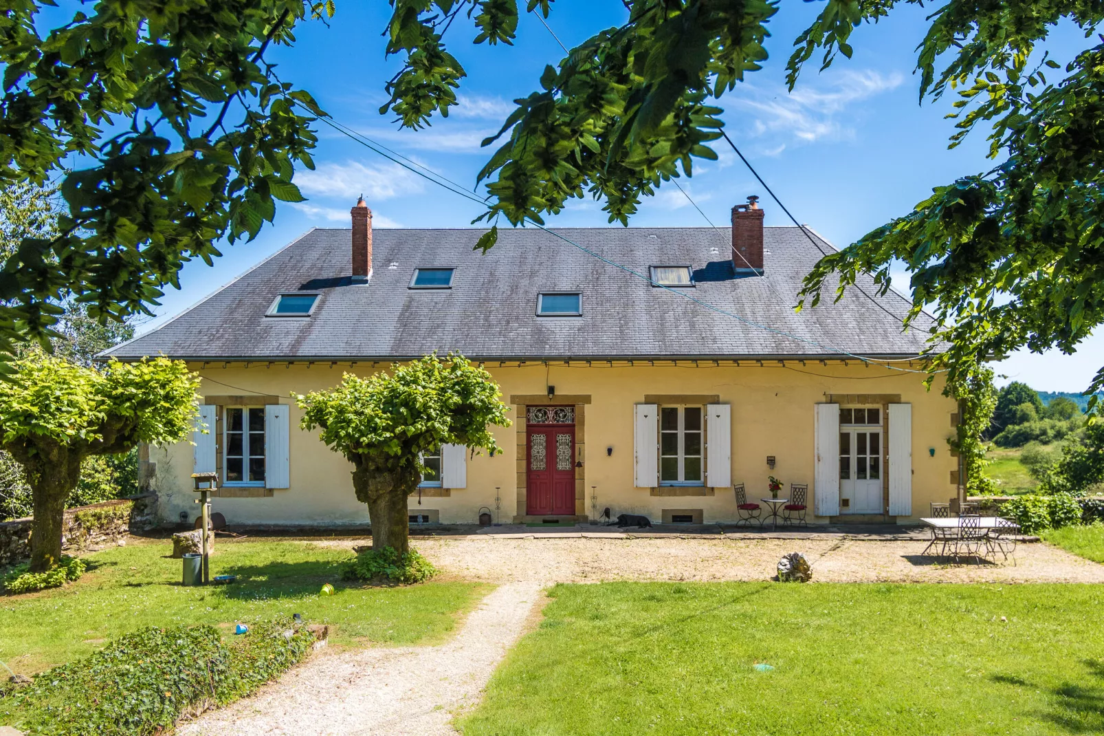 Un Manoir en Dordogne-Buitenkant zomer