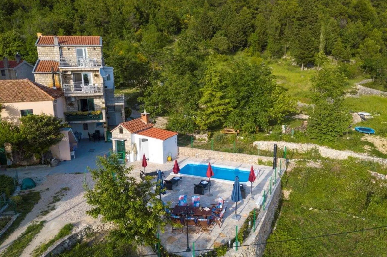 Villa Ljubini Dvori-Buitenkant zomer