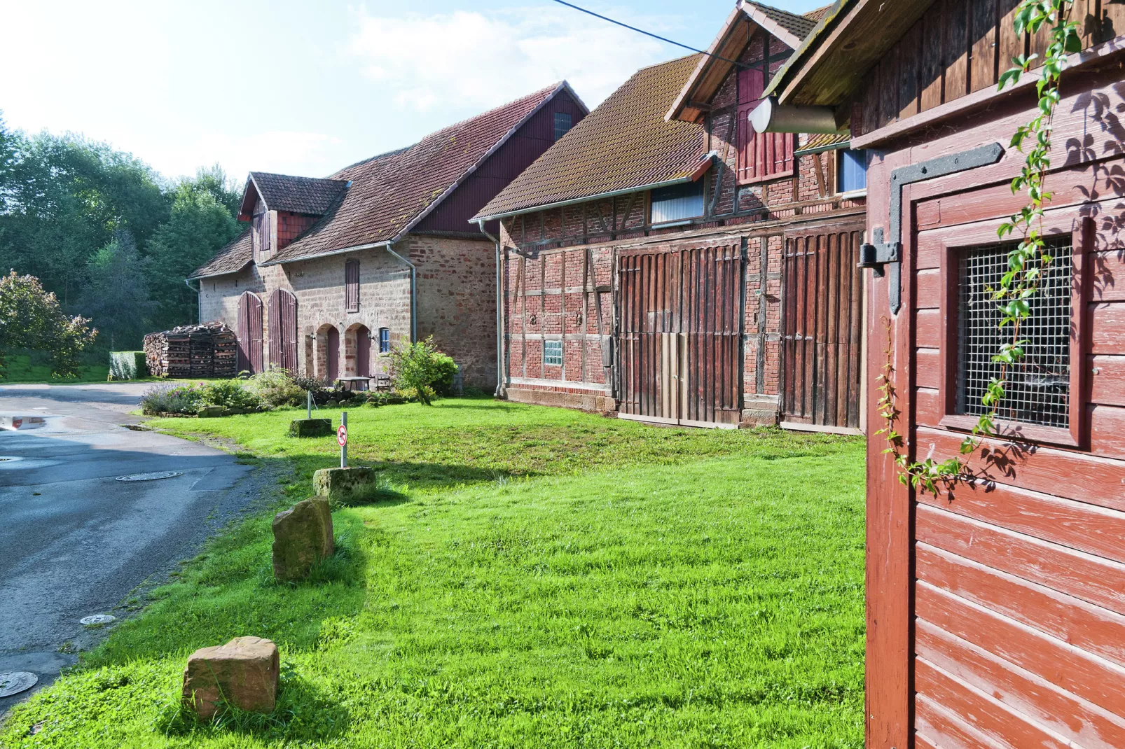 Altes Pfarrhaus & Dorfschule-Tuinen zomer