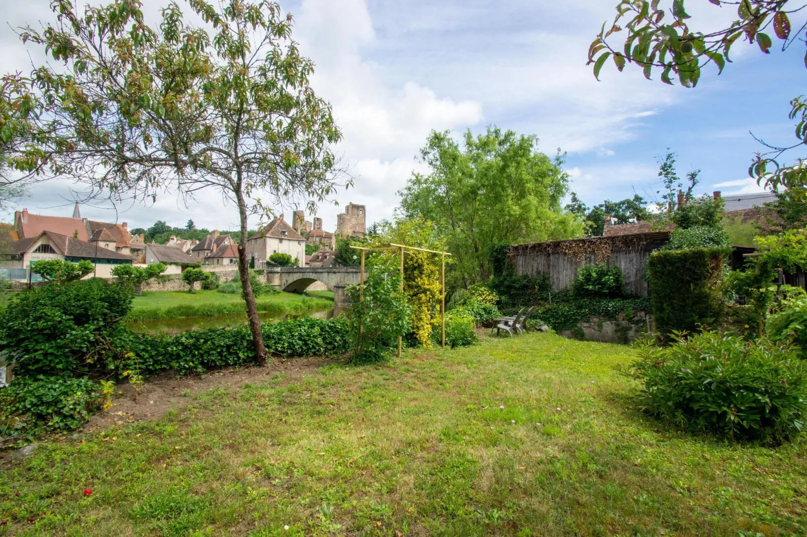 Gîte Calvaire - Hérisson-Tuinen zomer