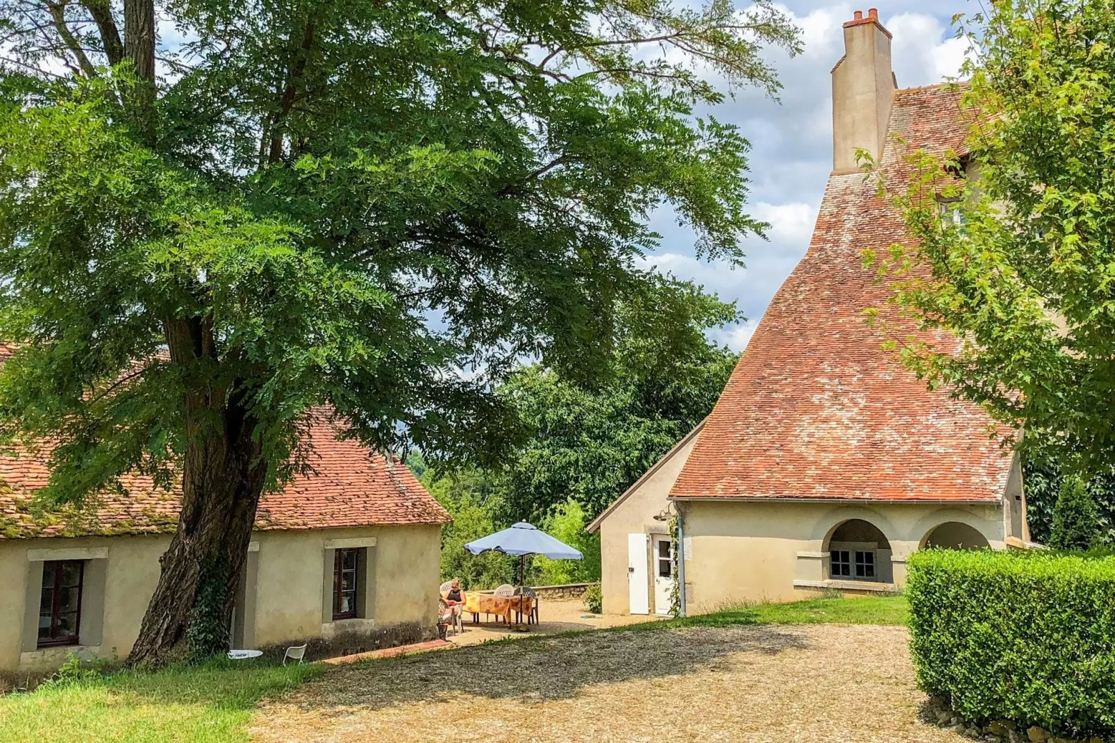 Un château en bordure de rivière-Buitenkant zomer