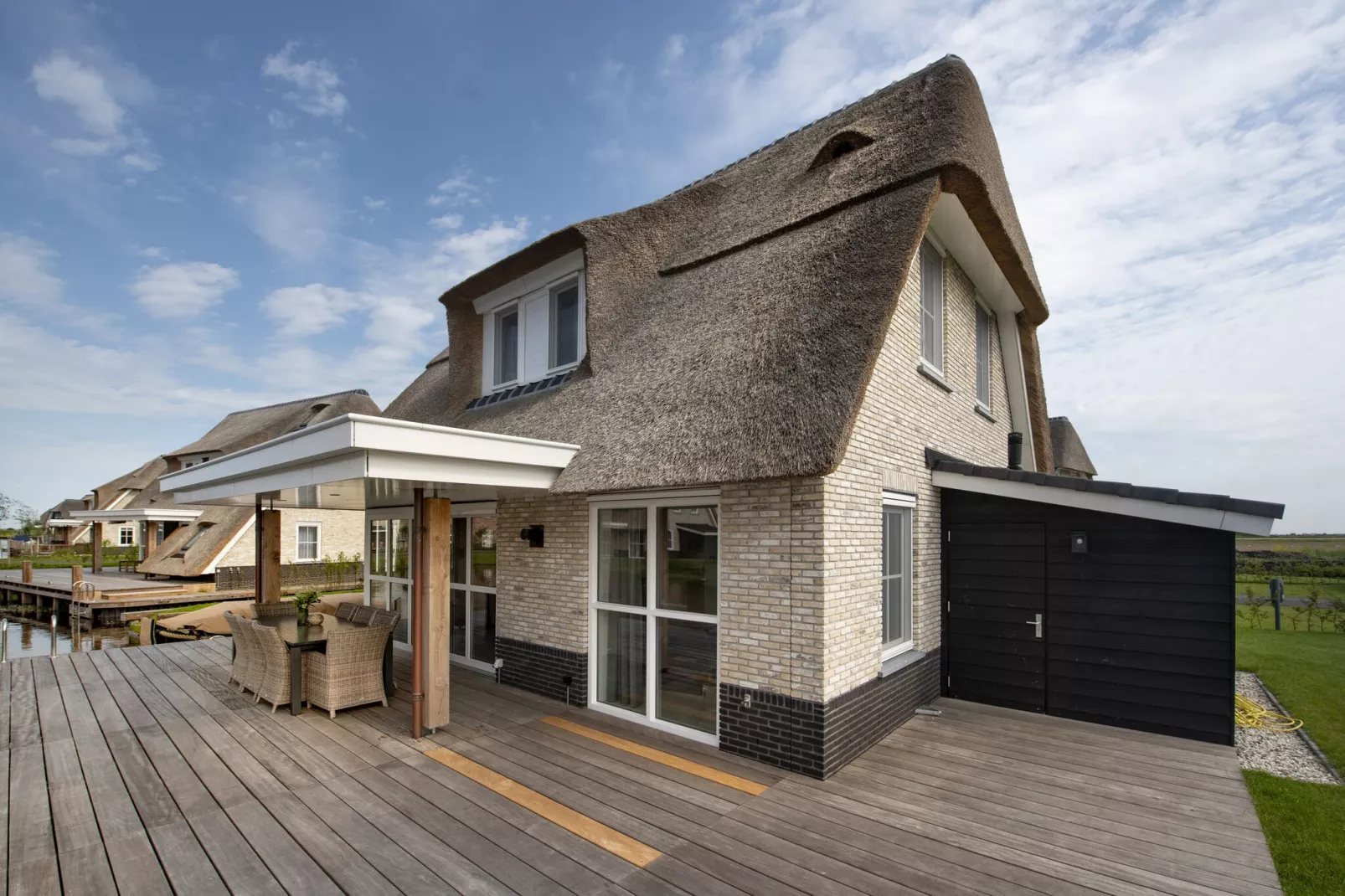 Friese Meren Villa's 5 - Buitenkant zomer