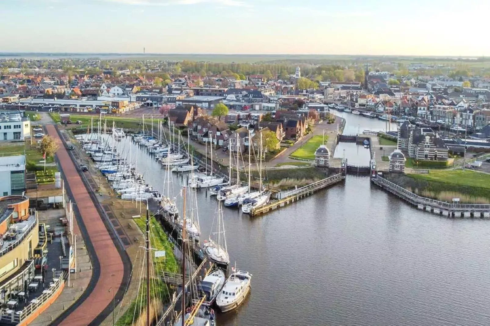 Havenlodge met airco en TV, op een vakantiepark, centrum Lemmer op loopafstand-Gebieden zomer 1km