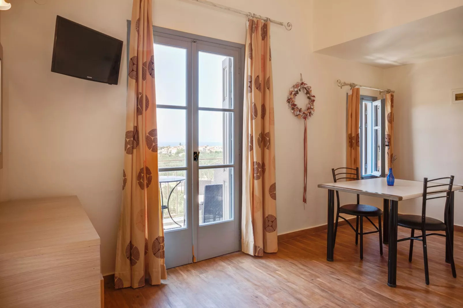Gezellige studio op Lesbos met zwembad-Woonkamer