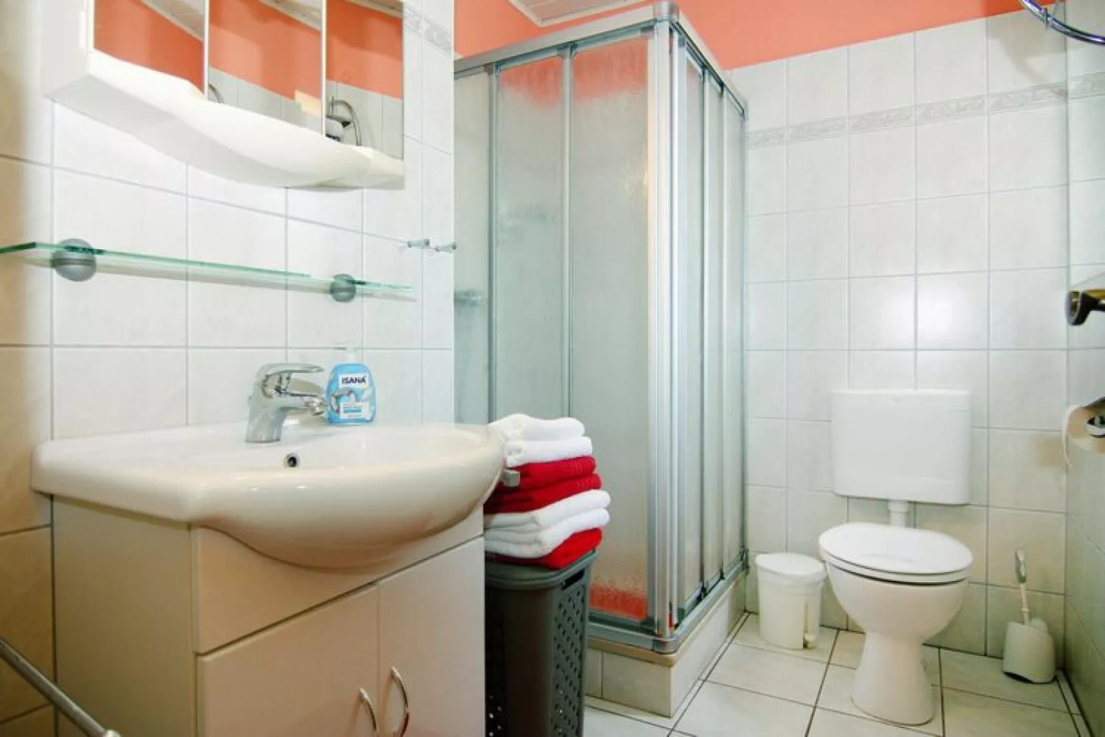 App 1 / 3 Raum App im EG 65 m²-Badkamer