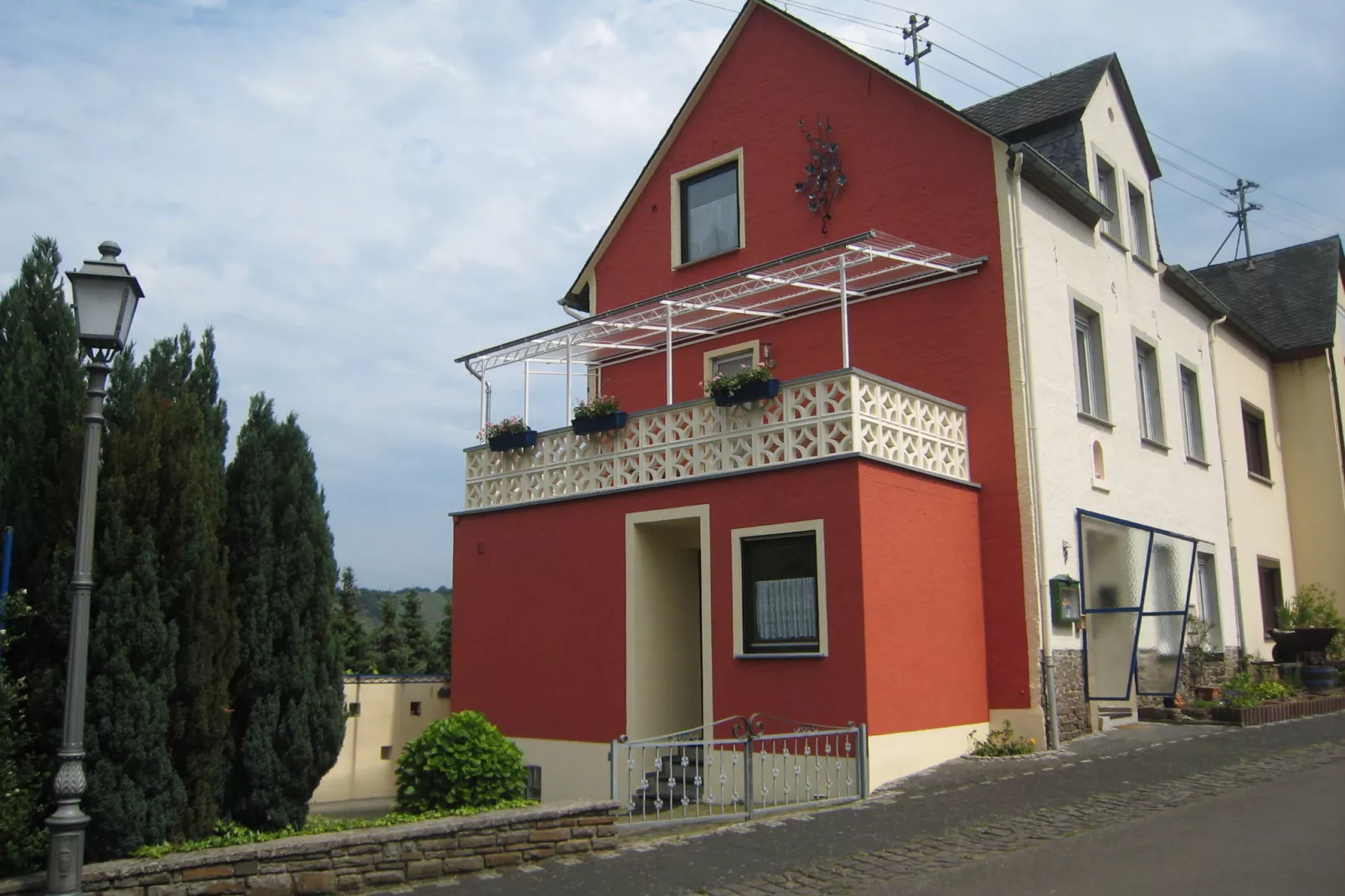 Gruppenhaus Moselblick-Buitenkant zomer