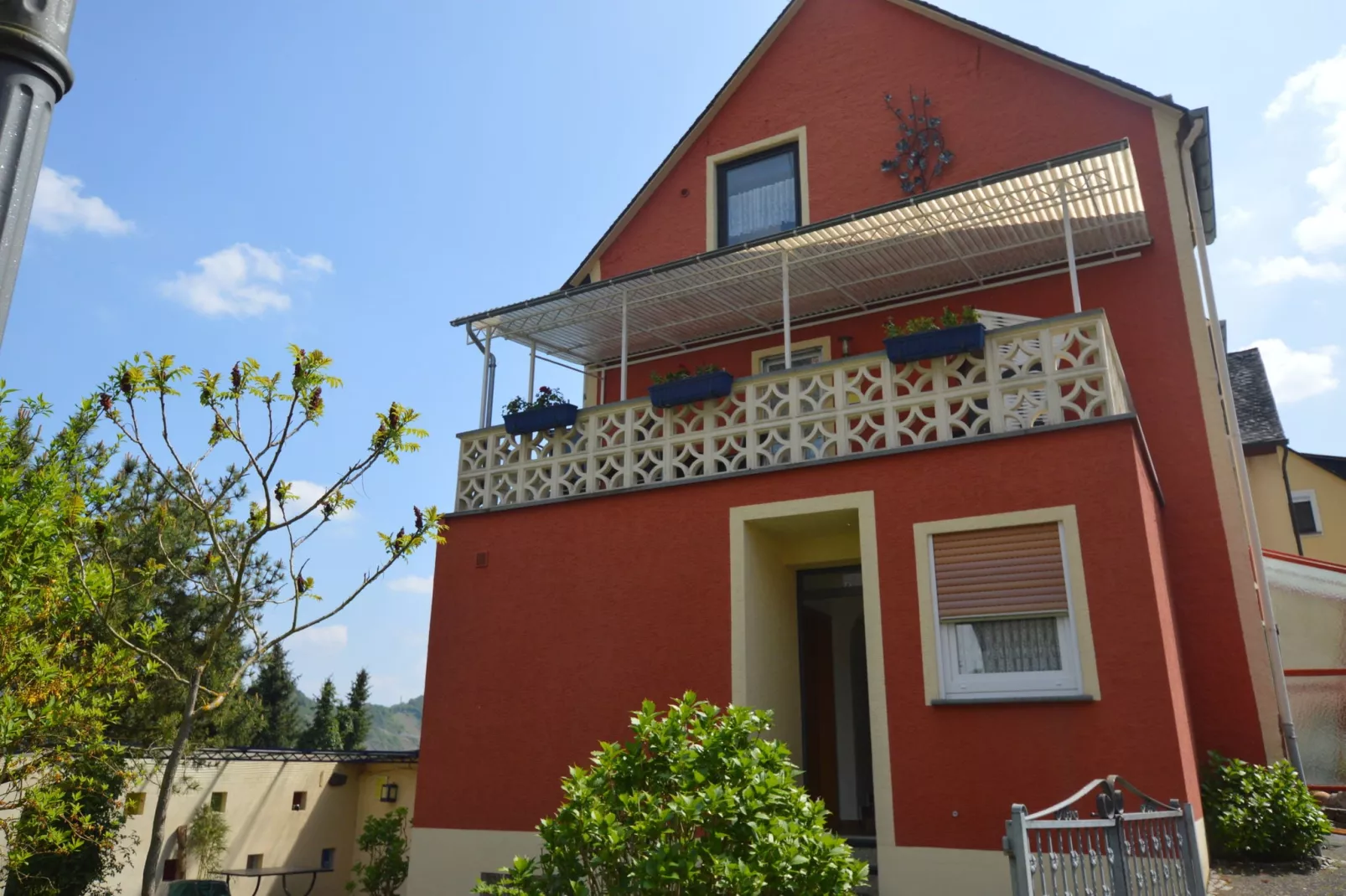 Gruppenhaus Moselblick-Buitenkant zomer