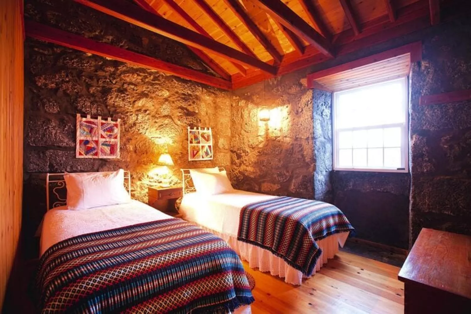 Ferienhäuser Adegas do Pico in Prainha // Adega T2 70-90m2 / sea-Slaapkamer