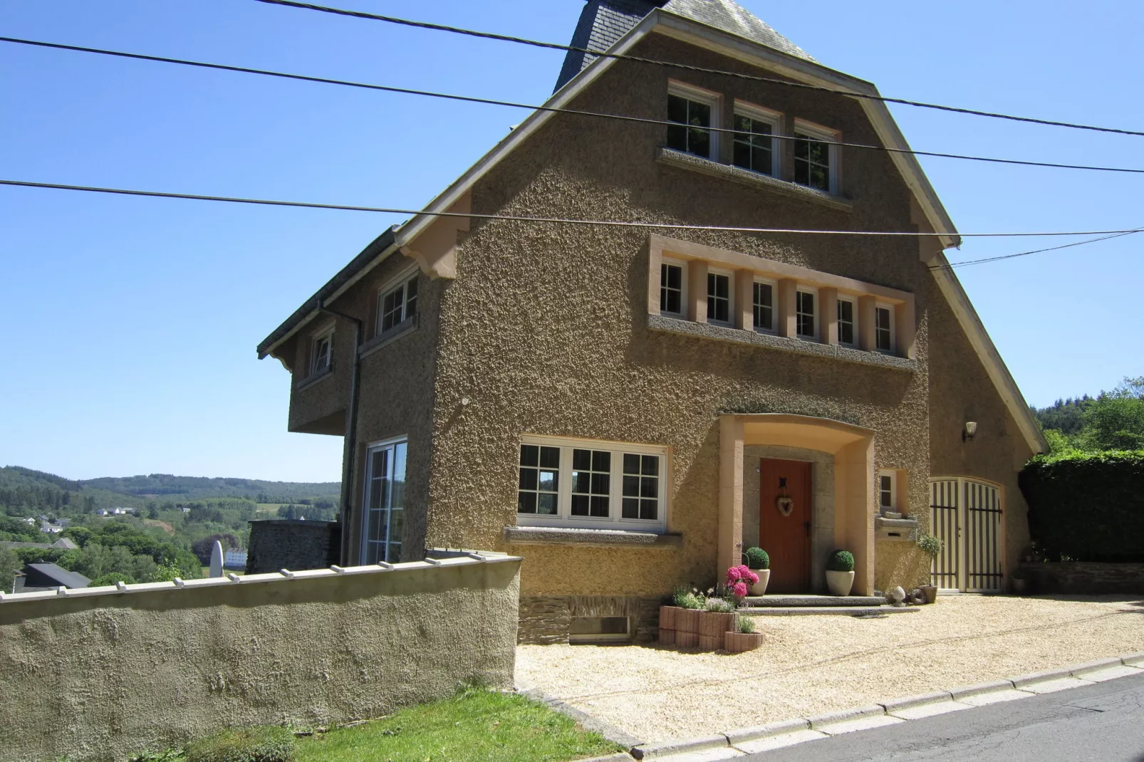 Au pied du château de Bouillon-Buitenkant zomer