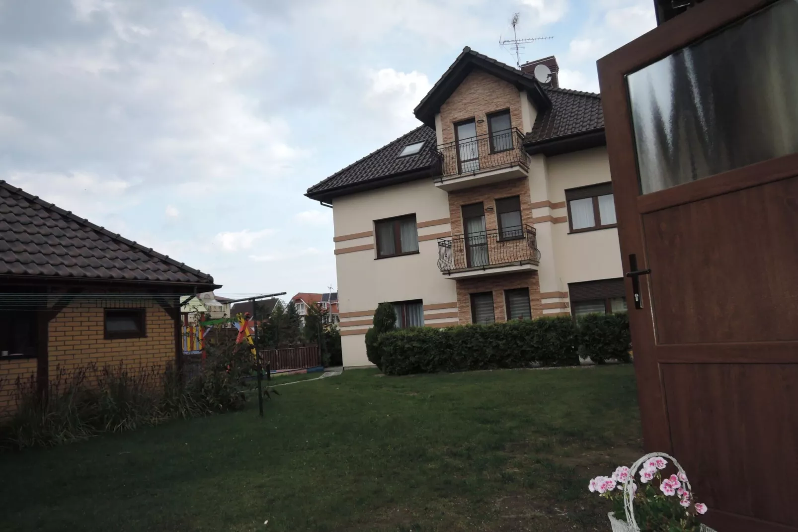 Komfortowy apartament z basenem i jacuzzi w Międzywodziu-Buitenkant zomer