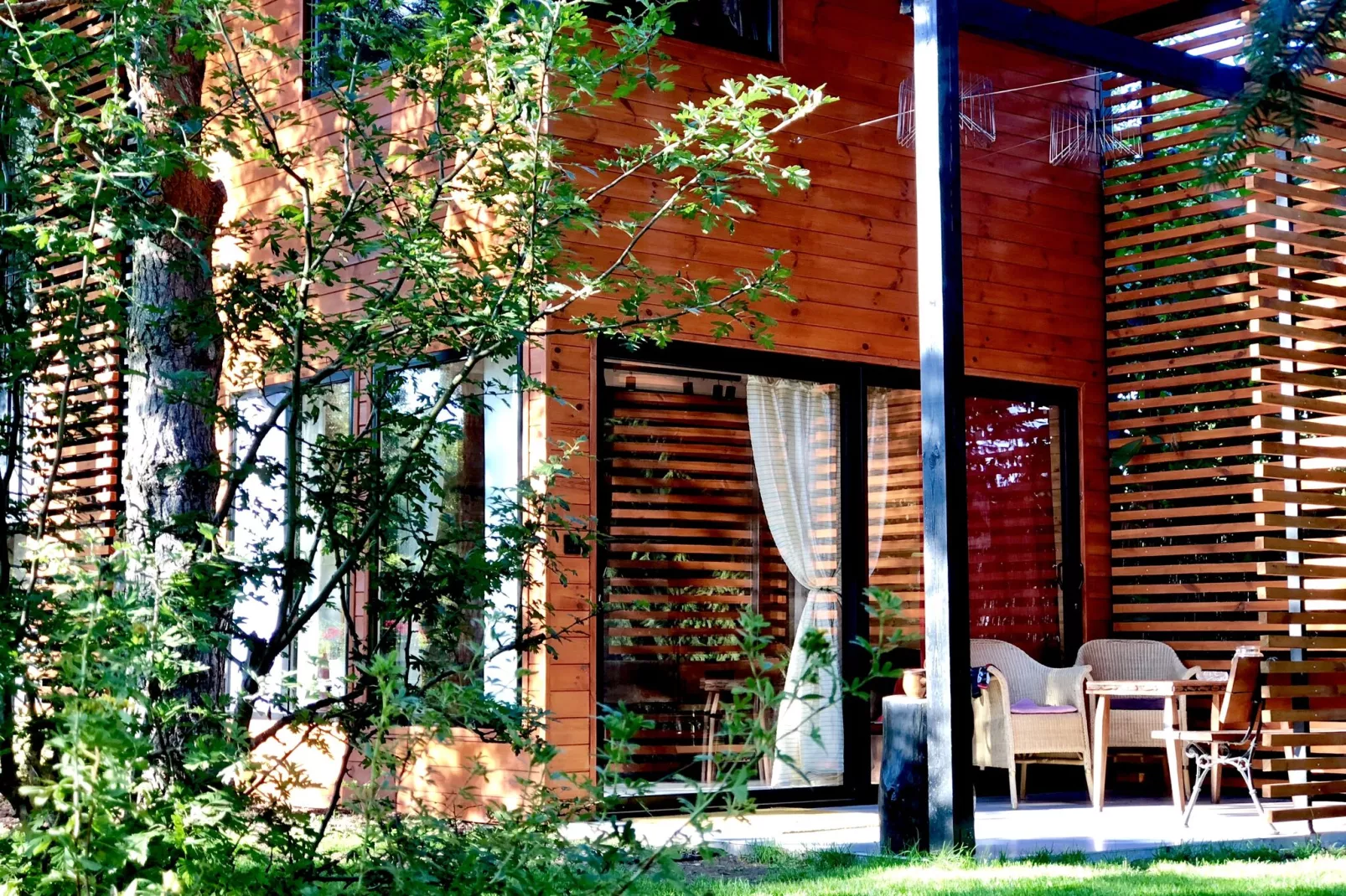 A modern holiday home-Buitenkant zomer