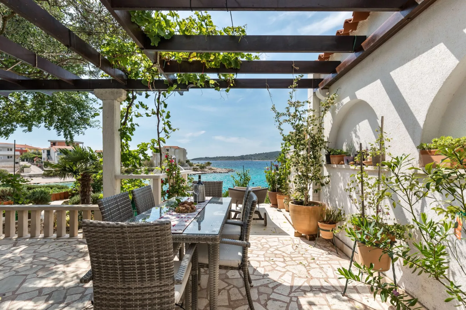 Sea front vacation home-Terrasbalkon