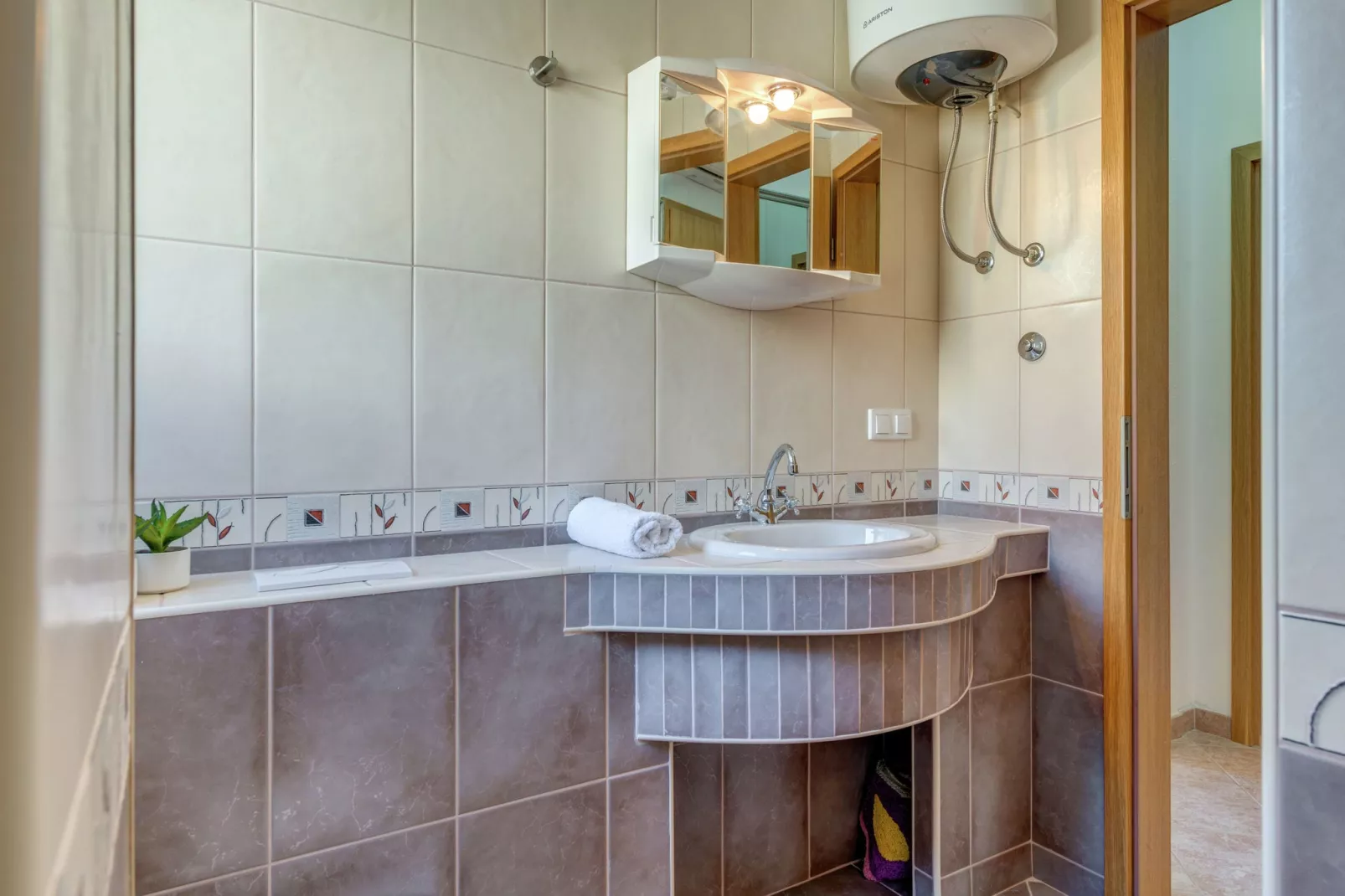 Holiday home Mirna-Badkamer