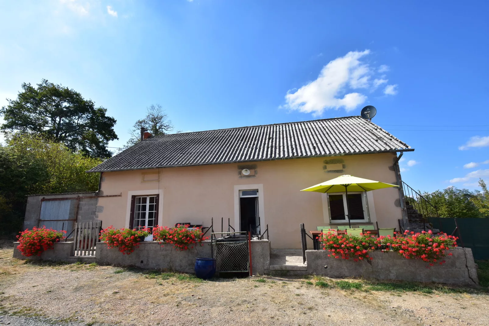 Gite Bourgogne rust & natuur-Buitenkant zomer