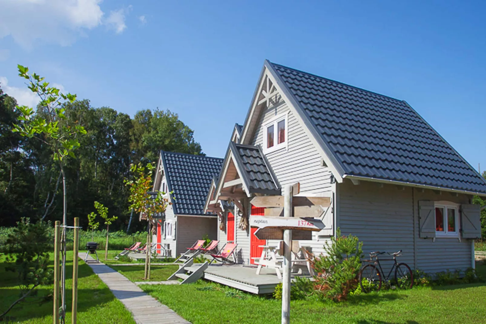 Sunny bungalow by the sea-Buitenkant zomer