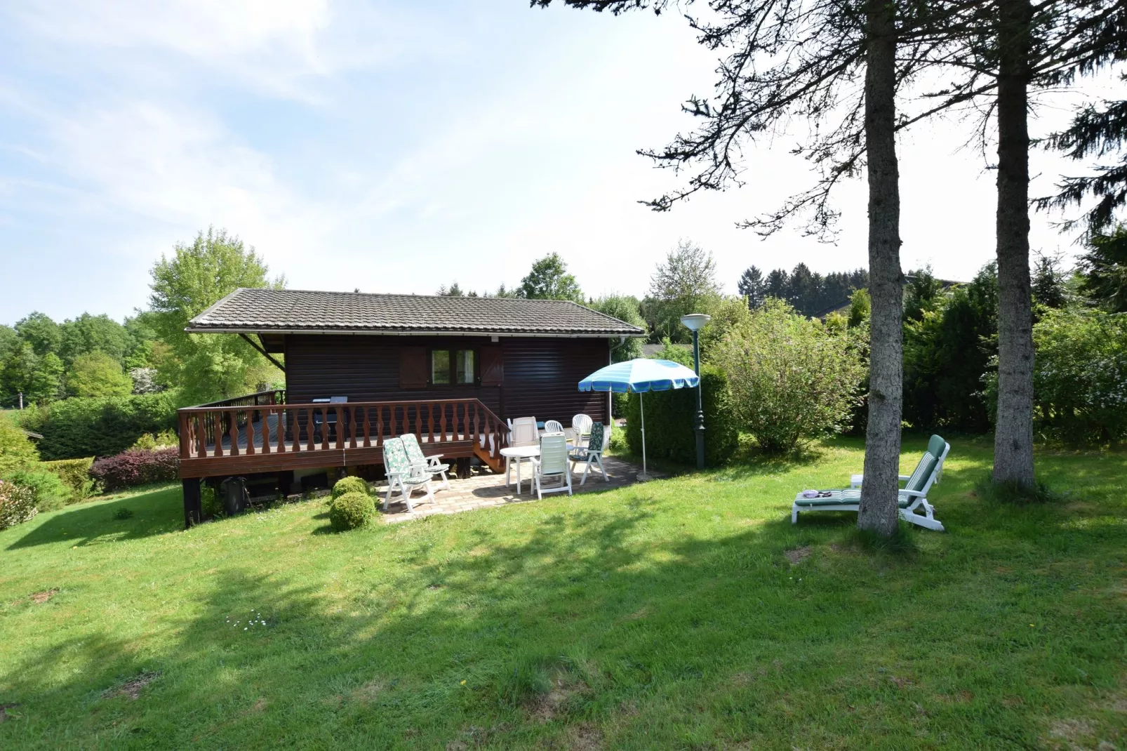 Le Chalet de Cherapont-Buitenkant zomer