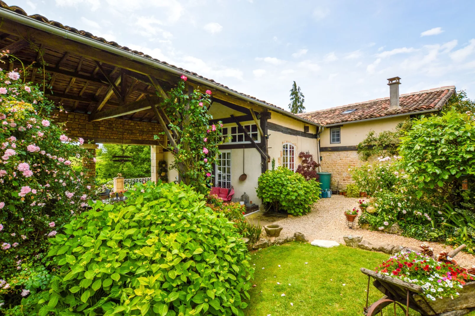 Maison fabuleuse avec piscine-Buitenkant zomer