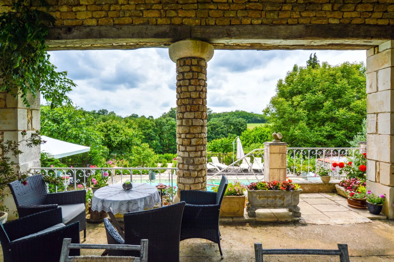 Maison fabuleuse avec piscine-Uitzicht zomer