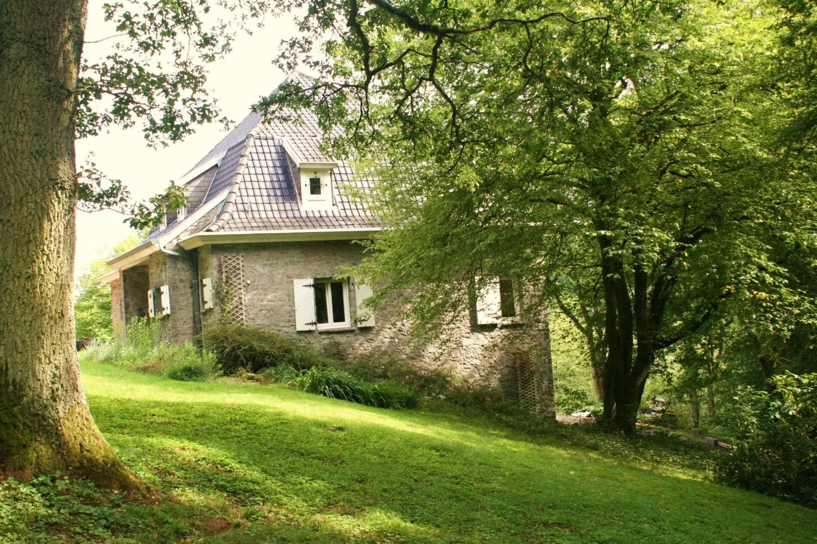 Maison de la Molignée-Buitenkant zomer