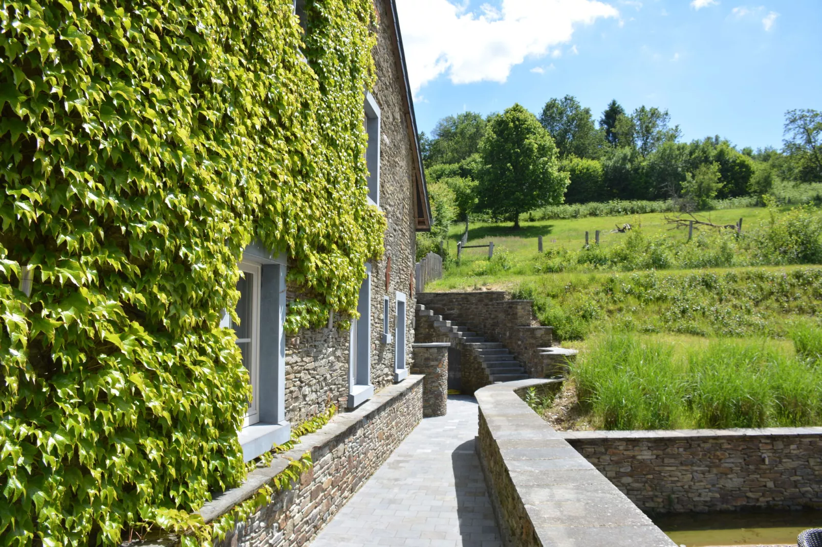 Le Fou du Village-Buitenkant zomer