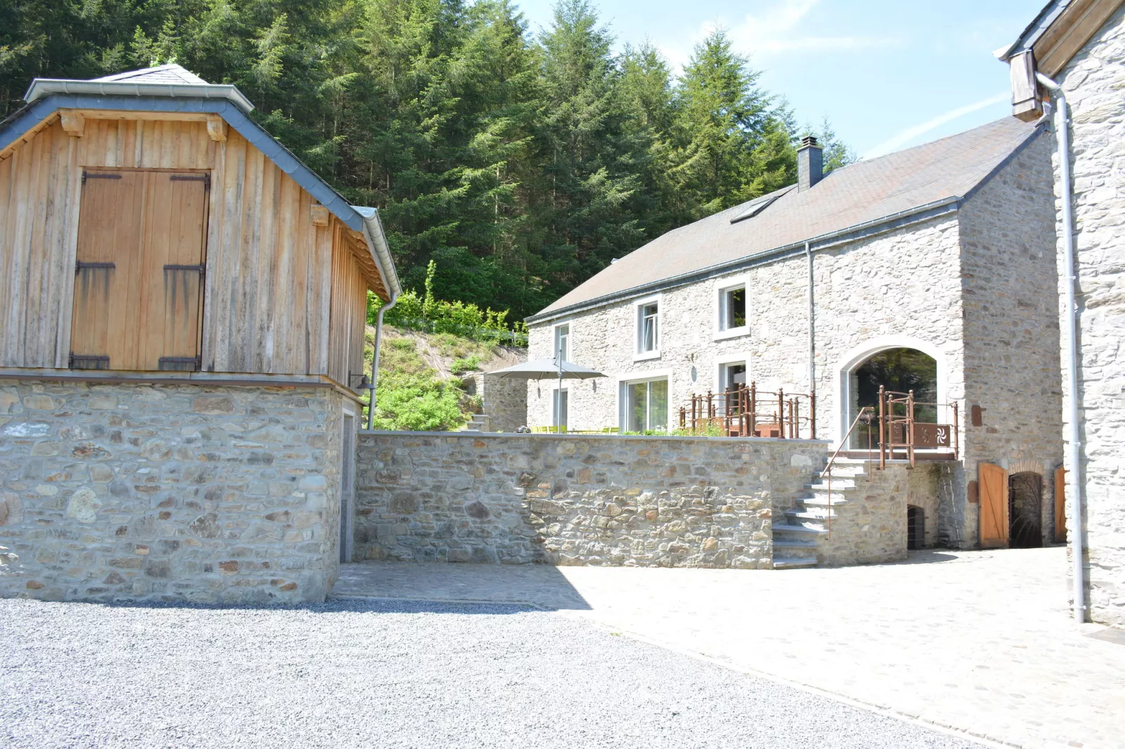 Gîte du Moulin-Buitenkant zomer
