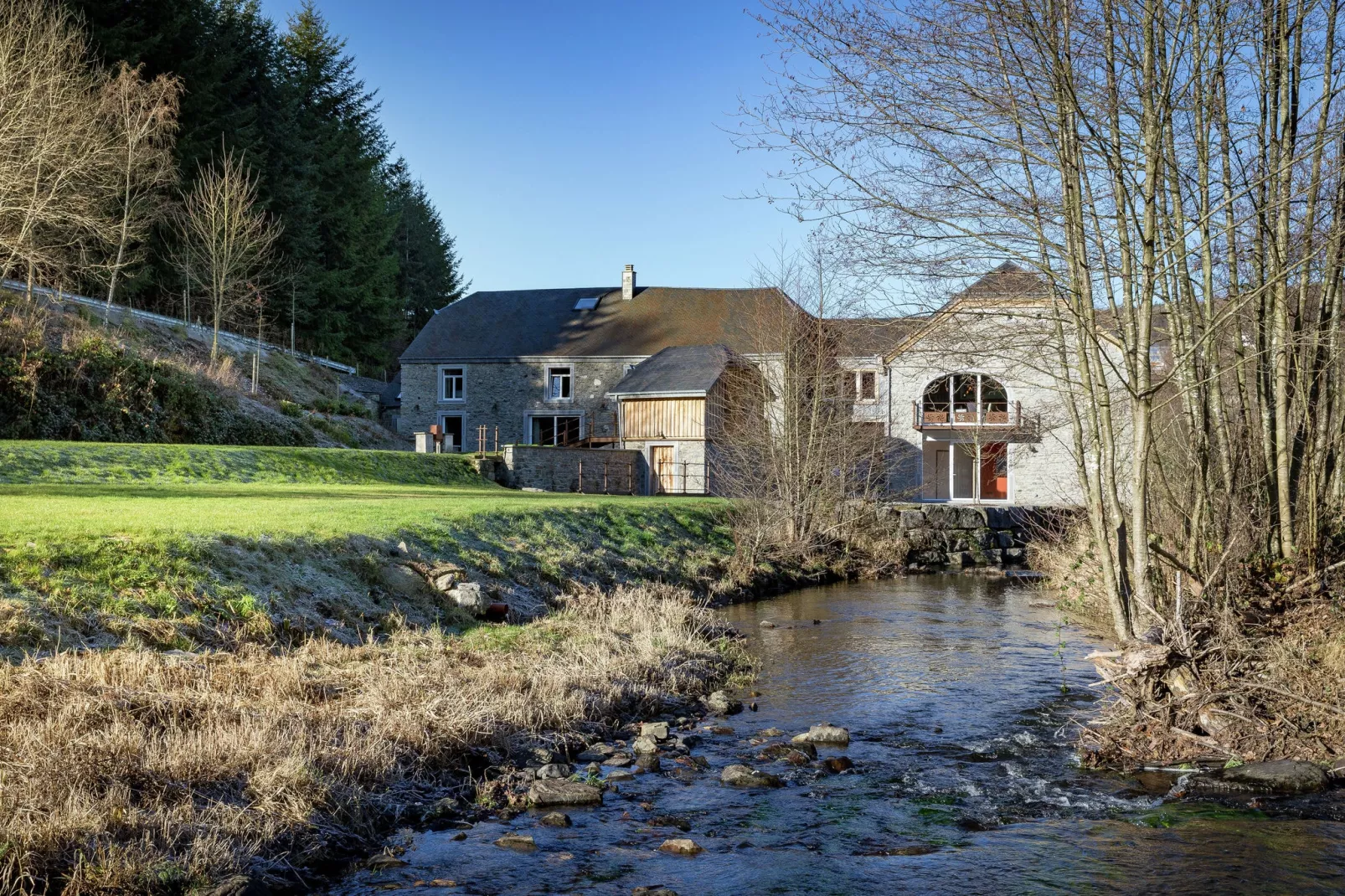 Le Moulin de Vencimont-Buitenkant zomer