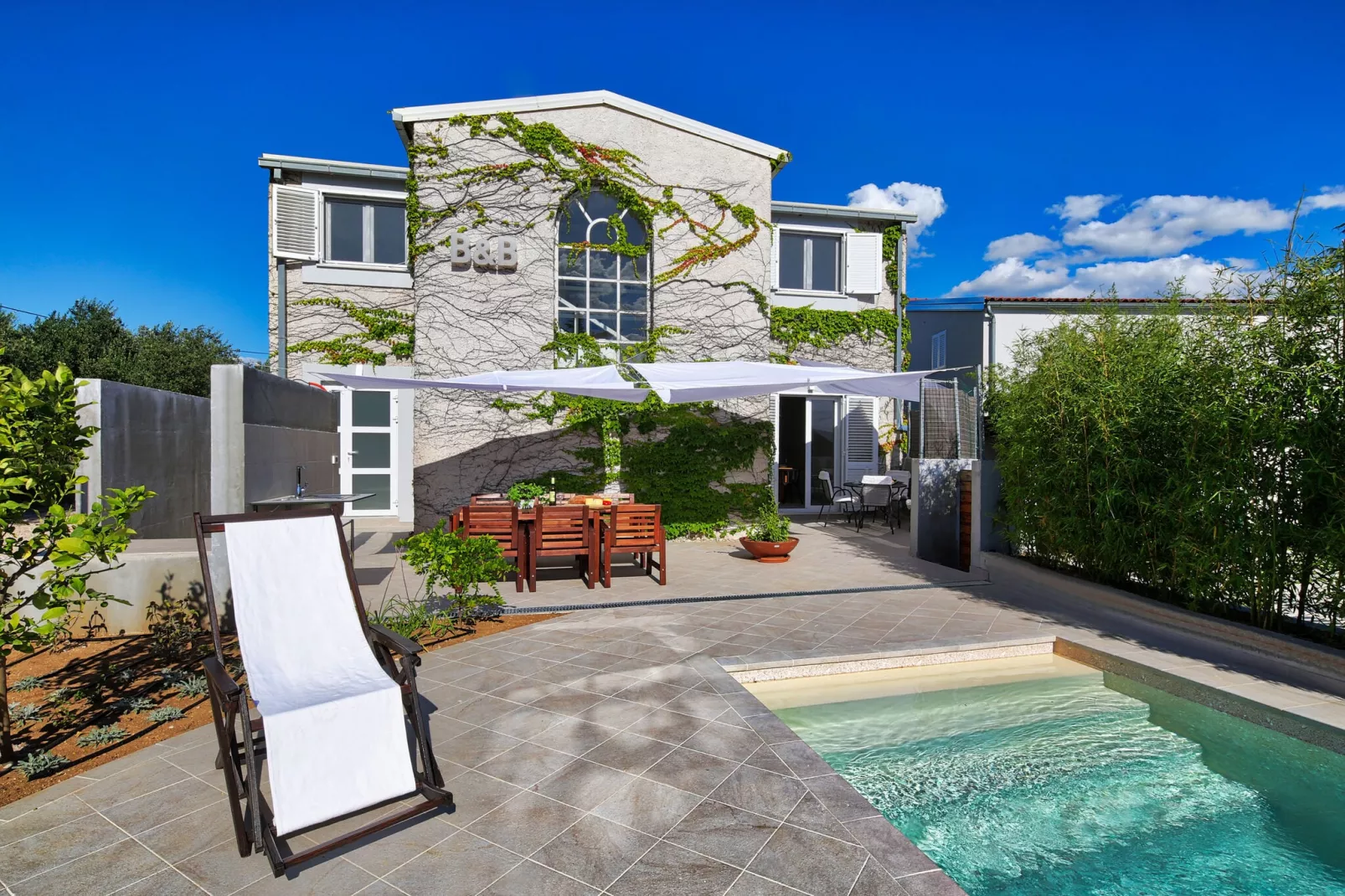 Villa B&B-Buitenkant zomer