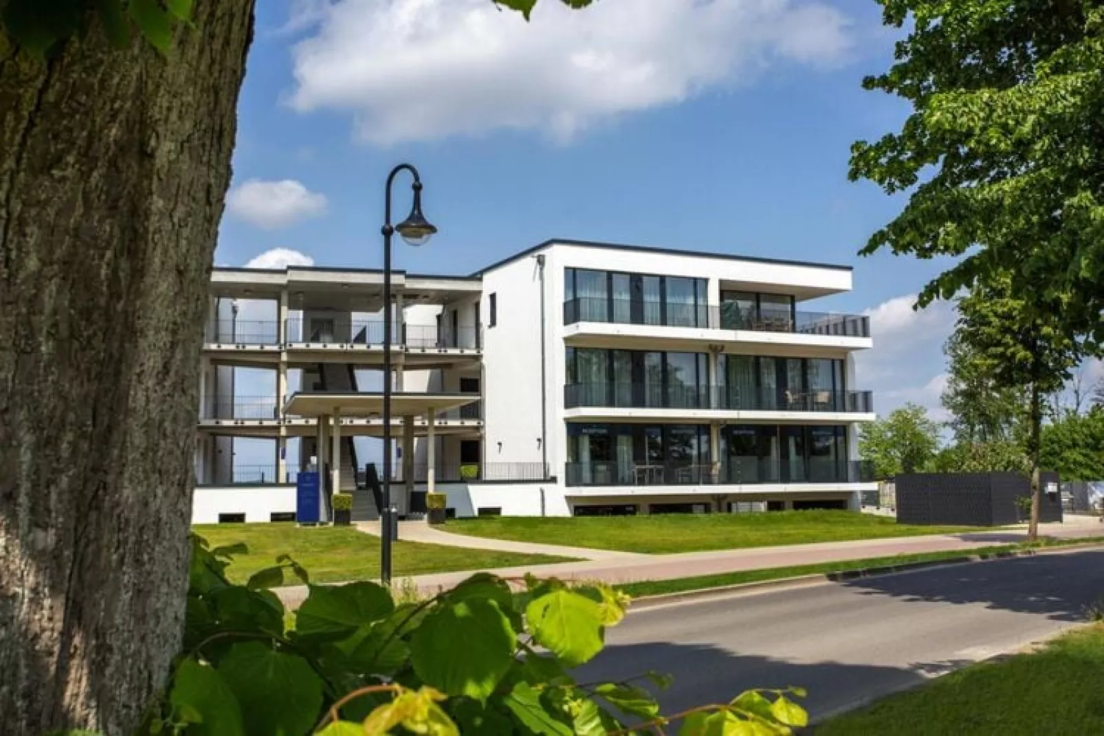 Apartments im MAREMÜRITZ Yachthafen Resort / Fortuna Suite Müritzblick 2 Personen-Buitenkant zomer