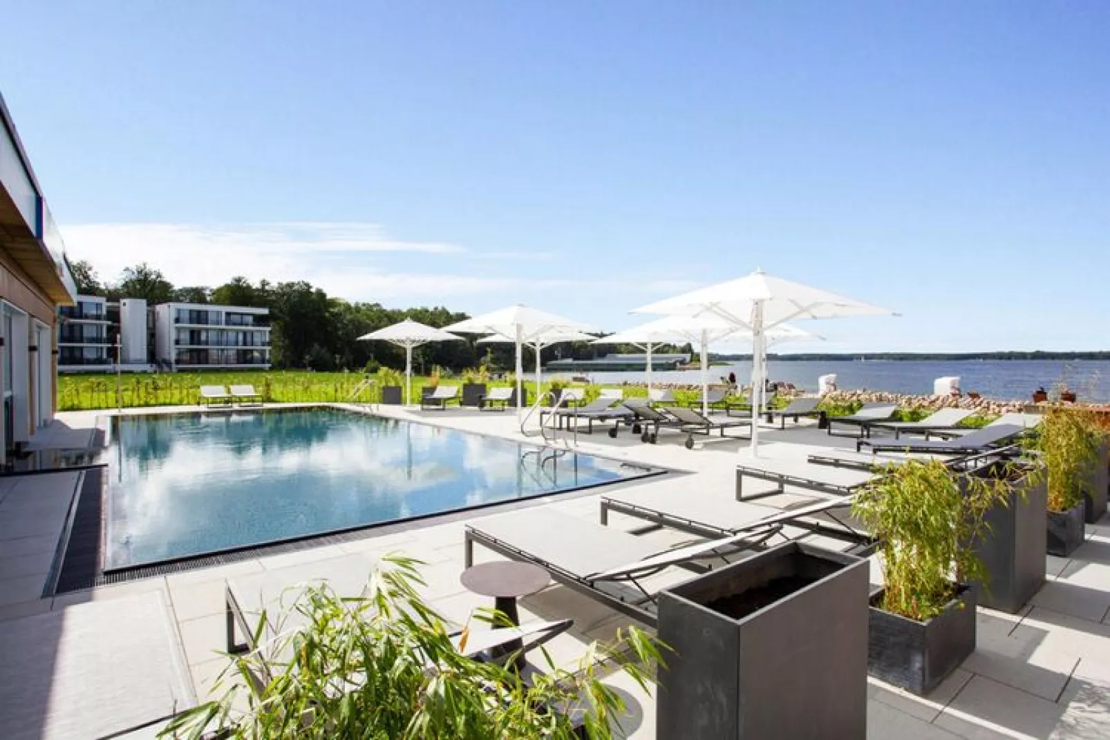 Apartments im MAREMÜRITZ Yachthafen Resort & Spa / Fortuna Suite Landseite 2 Personen-Zwembad