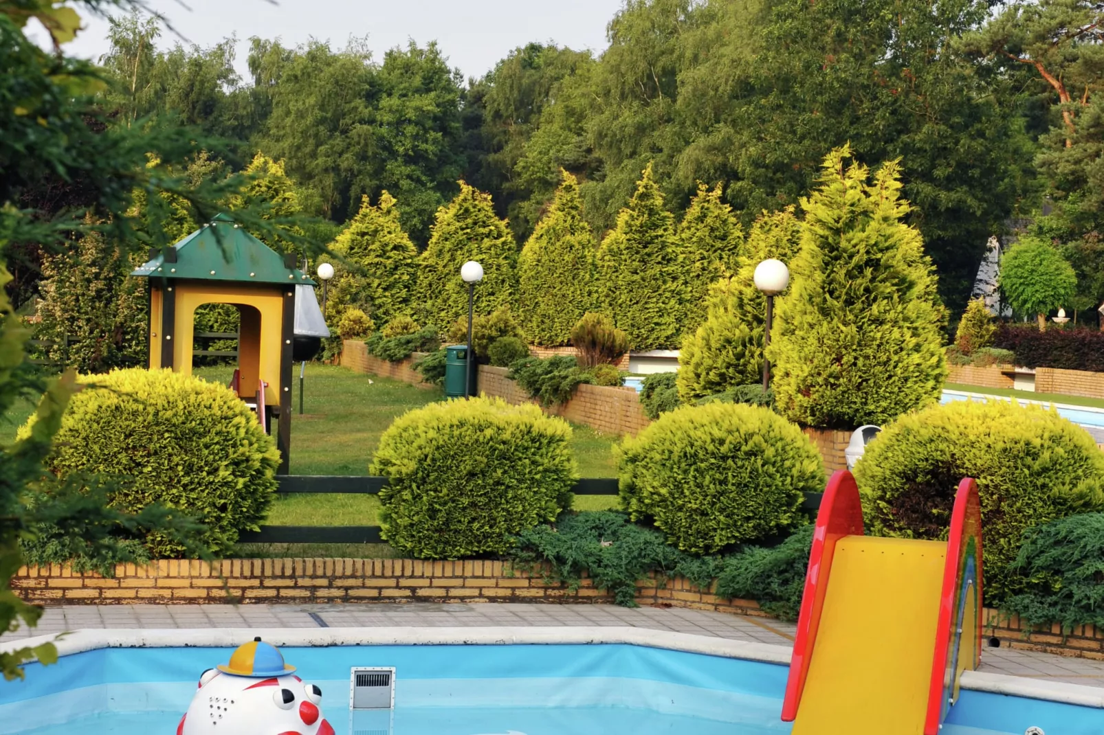 Robuust huis met twee badkamers, op een vakantiepark bij Baarle-Nassau-Zwembad