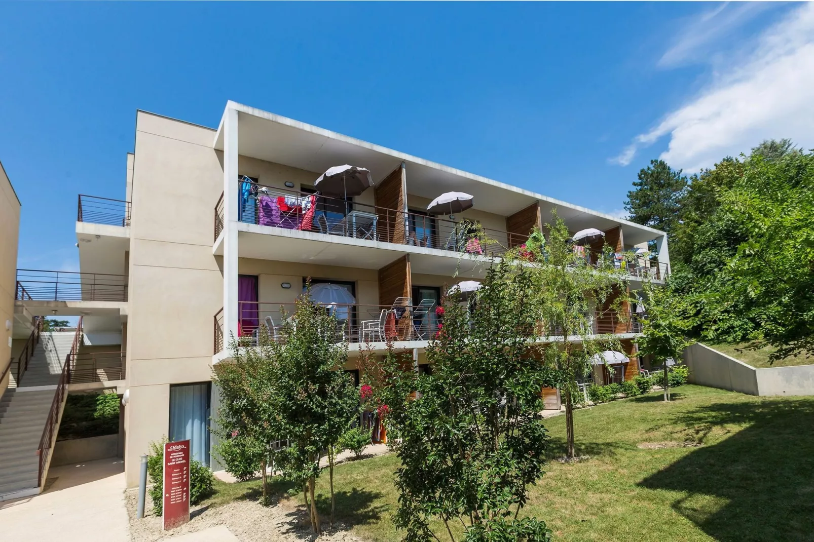 Le Clos Saint Michel 3-Buitenkant zomer