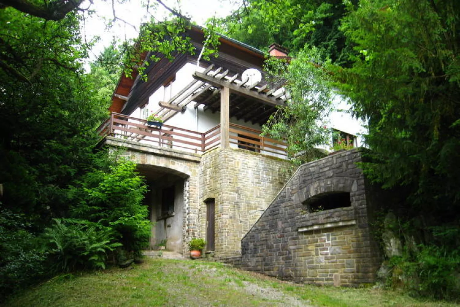 La Roche au Bois-Buitenkant zomer