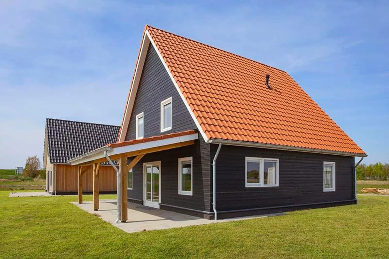 De IJsvogel Huis Nr 24-Buitenkant zomer