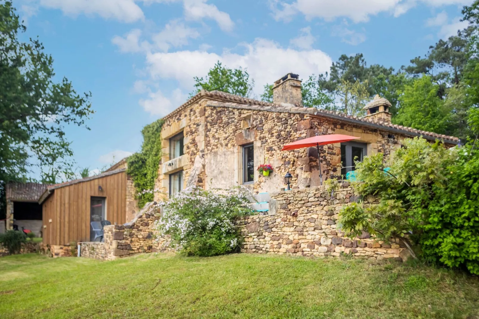 Maison au calme à Mazeyrolles-Buitenkant zomer