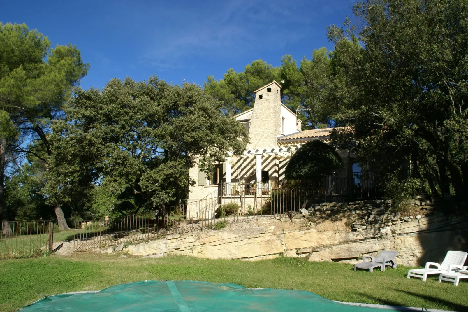 Crillon le Brave-Buitenkant zomer