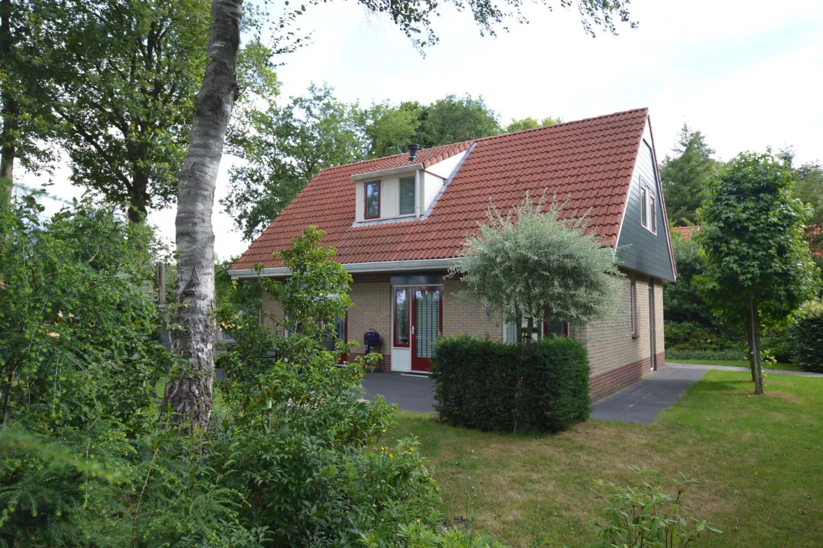 Buitenplaats Berg en Bos nummer 15-Buitenkant zomer