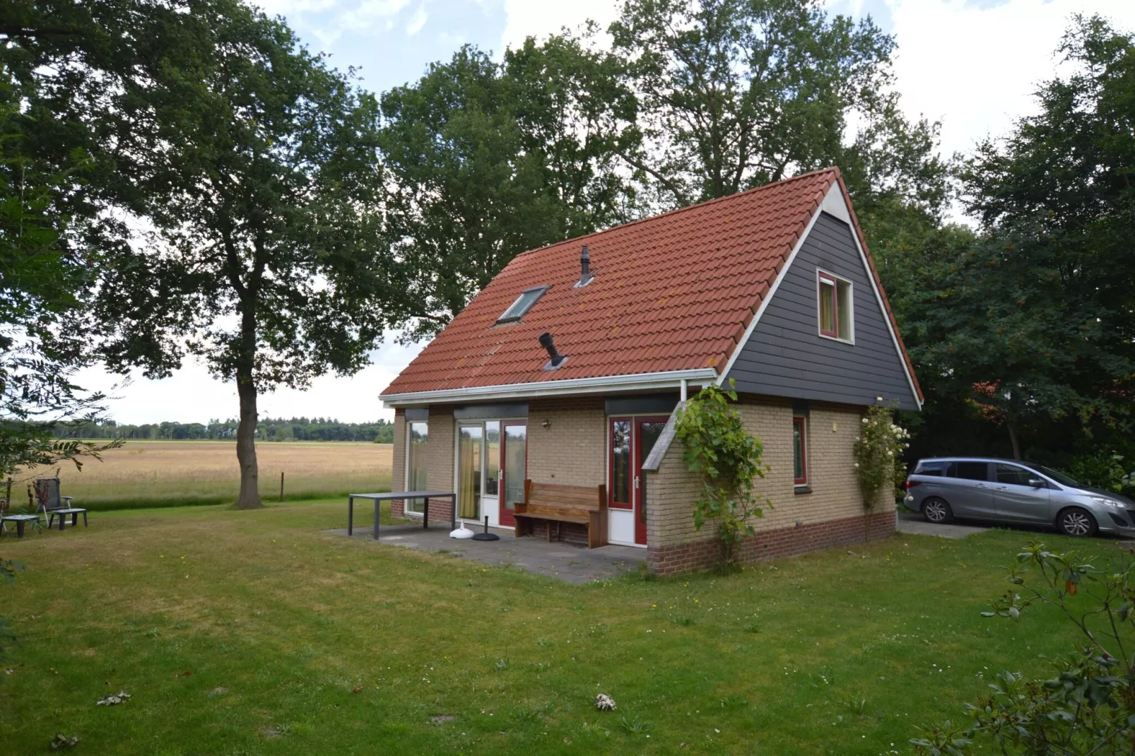 Buitenplaats Berg en Bos nummer 18-Buitenkant zomer
