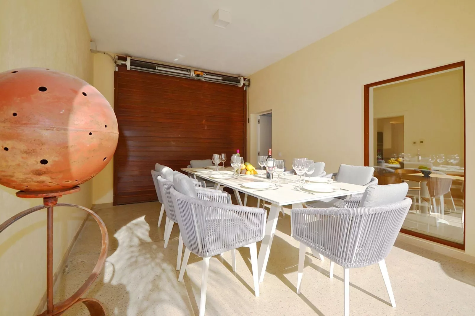 Moderne stadswoning  top kwaliteit in Petra met privé zwembad-Terrasbalkon