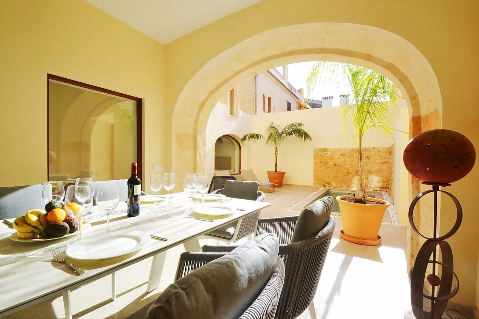 Moderne stadswoning  top kwaliteit in Petra met privé zwembad-Terrasbalkon