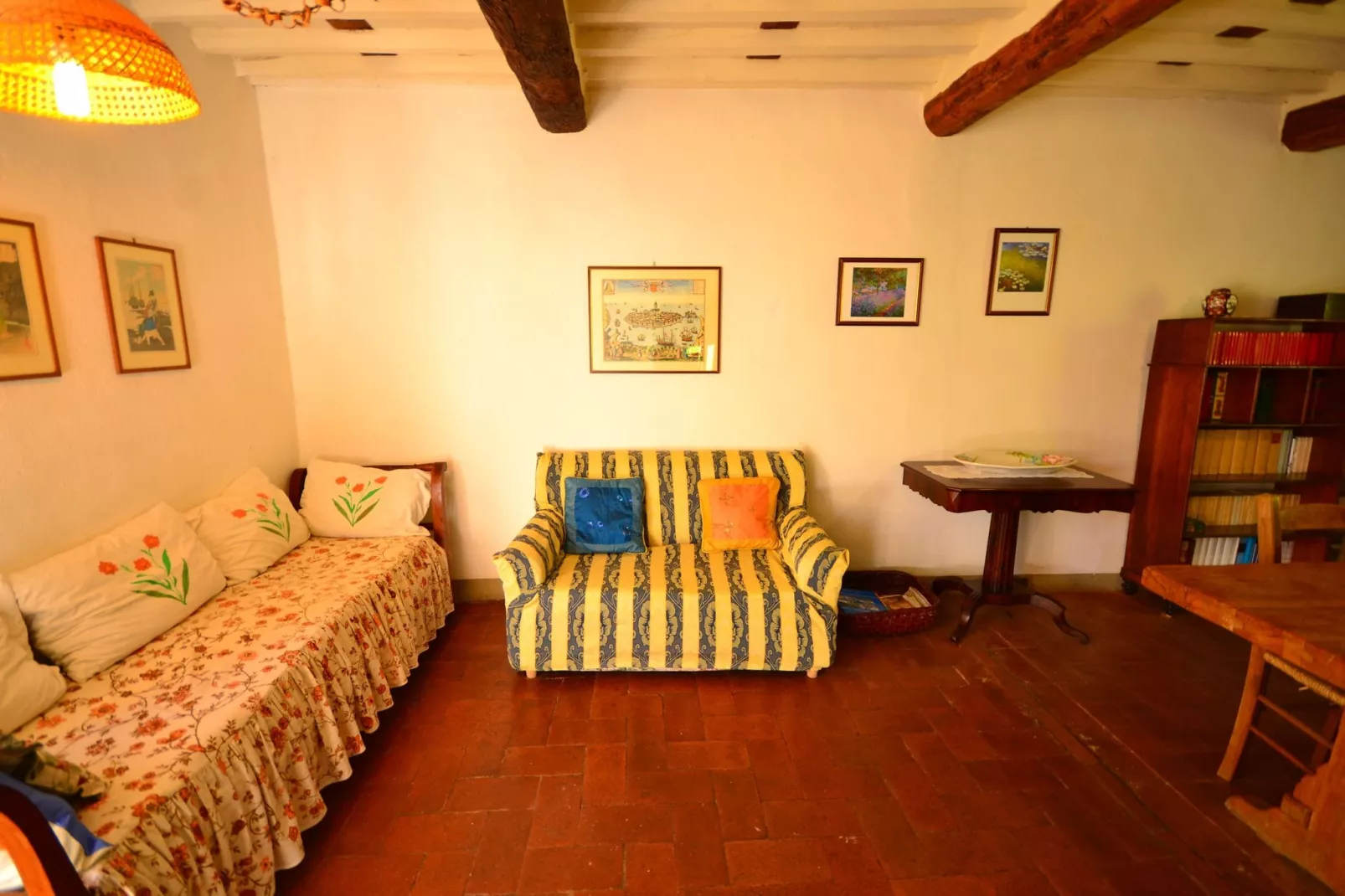 Mooi ouderwets en gezellig vakantiehuis met zwembad in een landelijke omgeving-Woonkamer