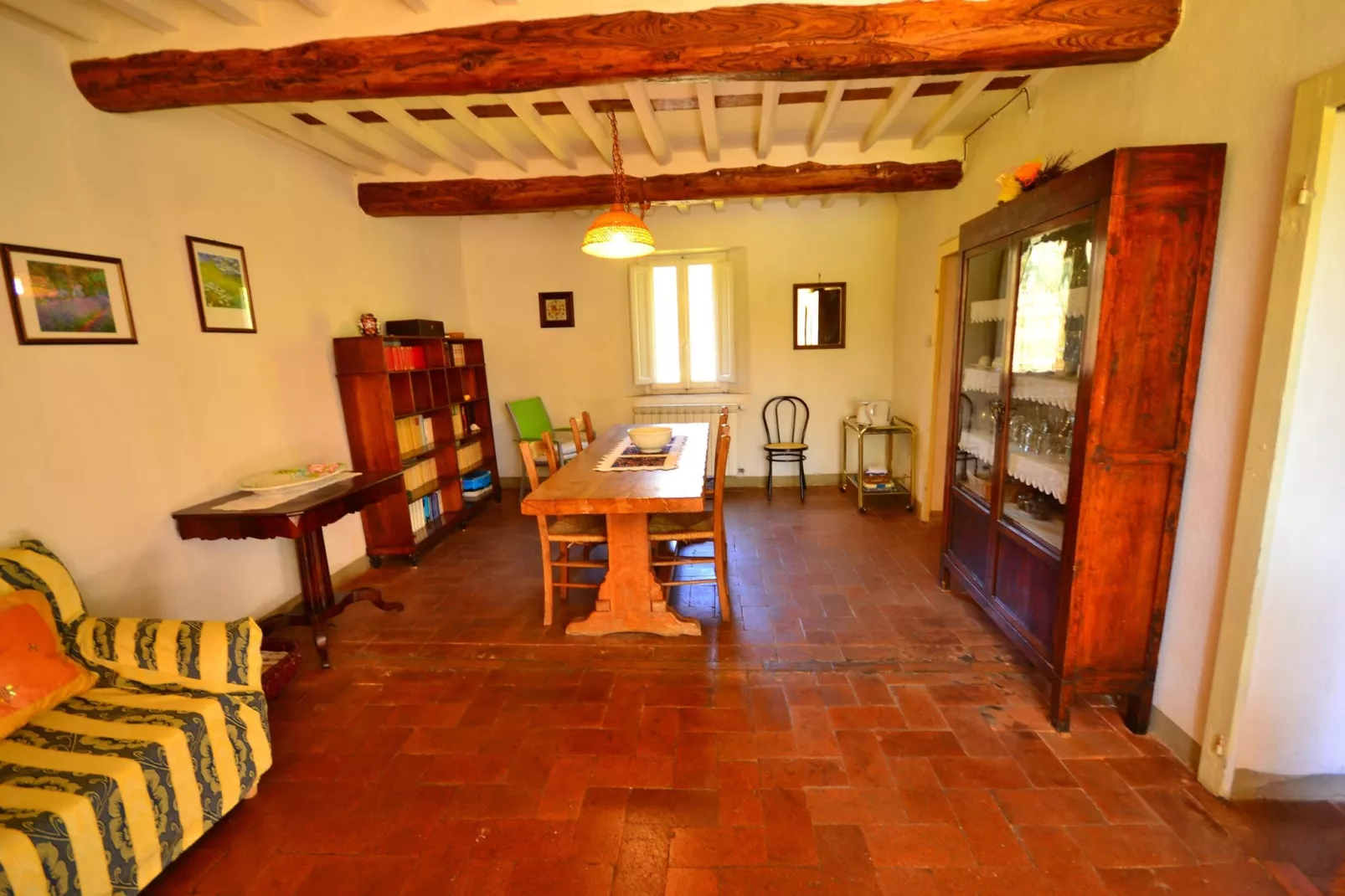 Mooi ouderwets en gezellig vakantiehuis met zwembad in een landelijke omgeving-Eetkamer