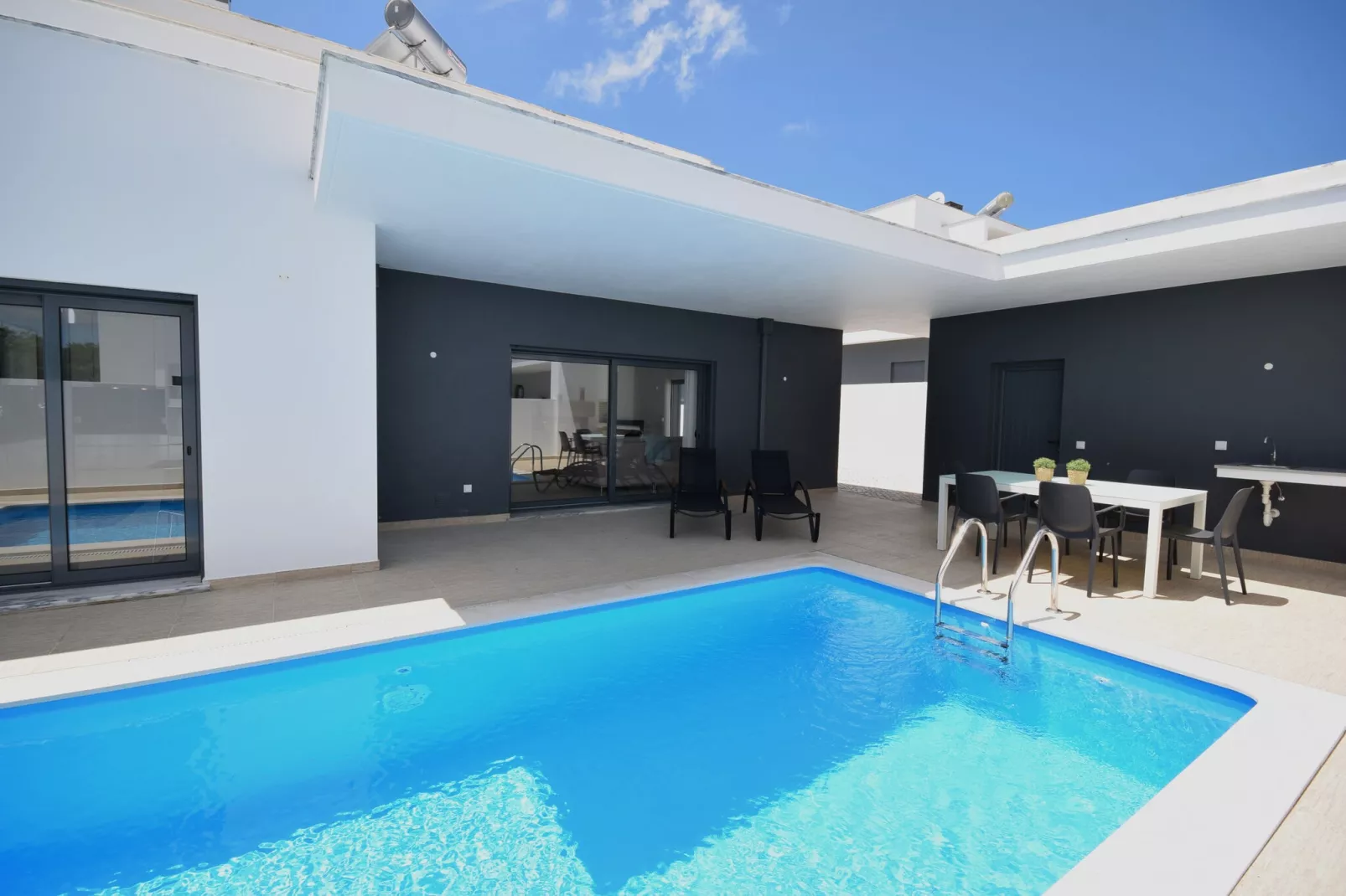 Vila da Lagoa-Buitenkant zomer