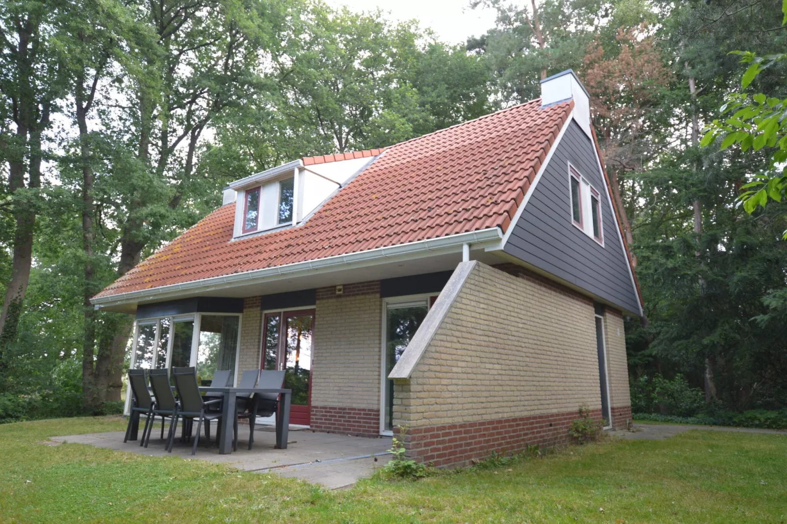Buitenplaats Berg en Bos nummer 13-Buitenkant zomer