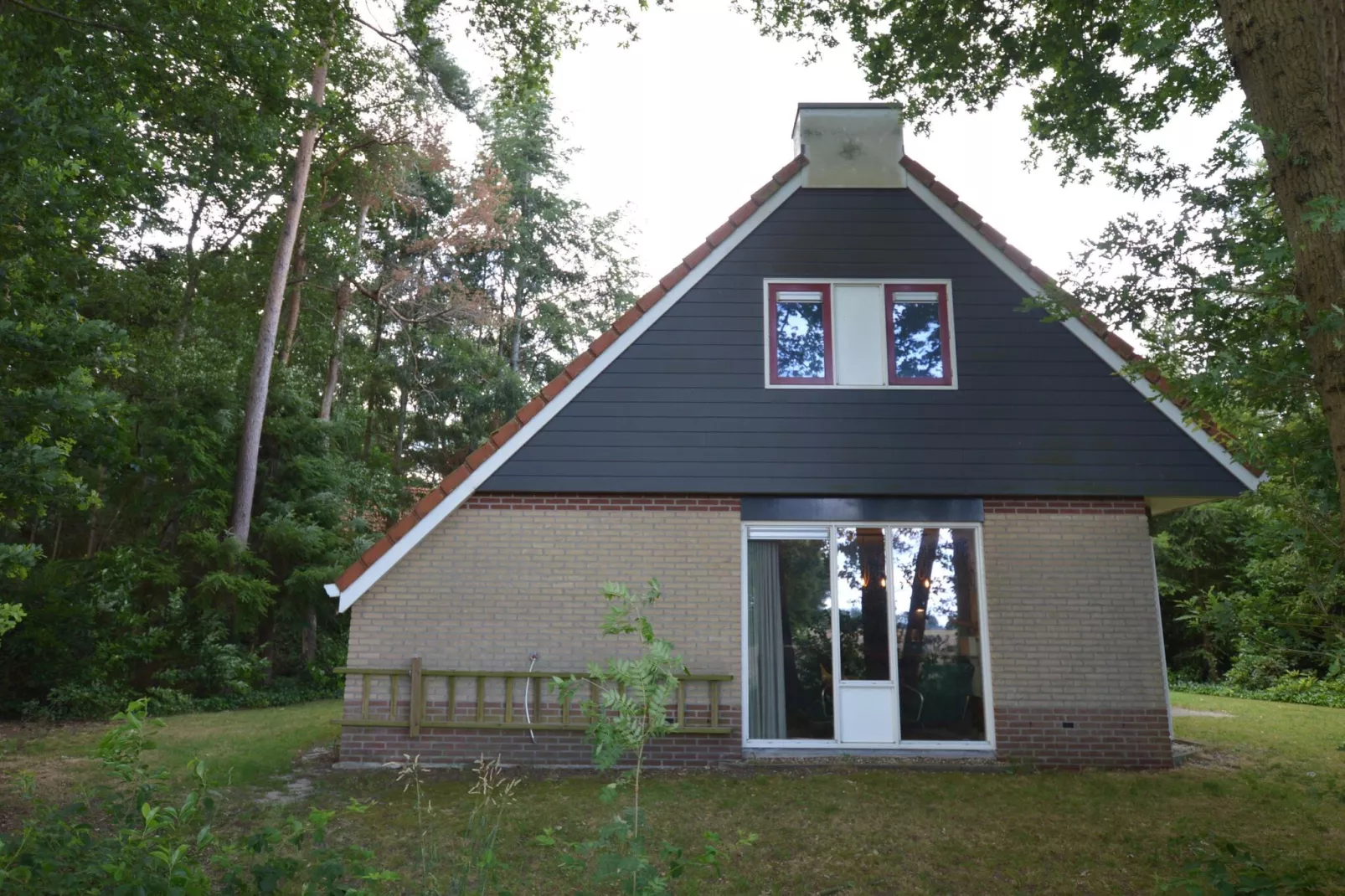 Buitenplaats Berg en Bos nummer 13-Buitenkant zomer
