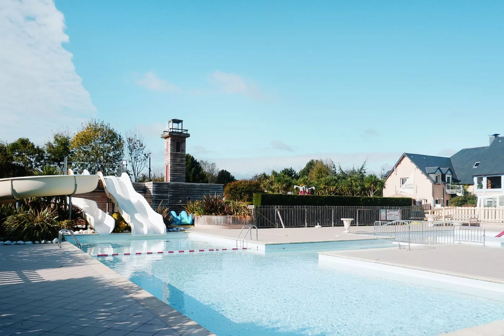 Luxe mobilhome met houten terras in het mooie Normandië