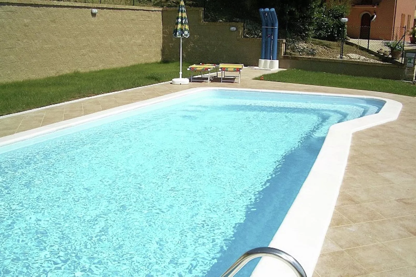 Agriturismo met zwembad en mooi uitzicht tussen wijngaard en olijfbomen-Zwembad