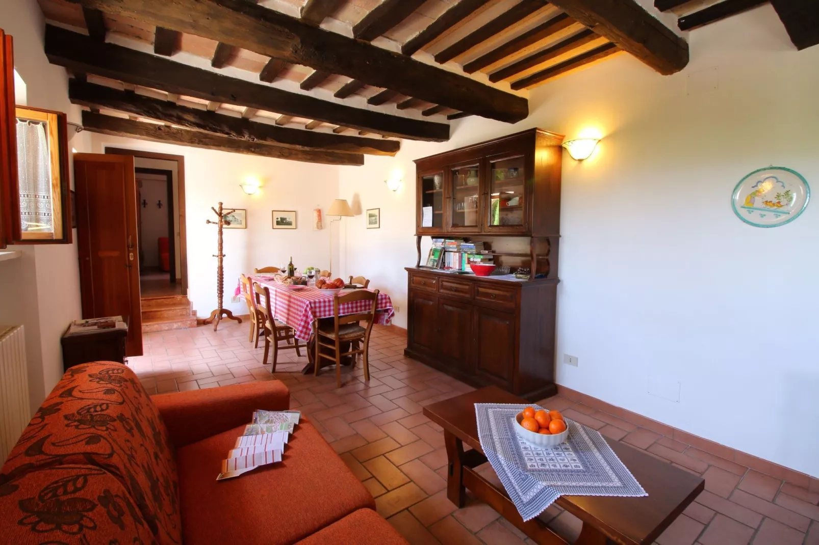 Agriturismo met zwembad en mooi uitzicht tussen wijngaard en olijfbomen-Woonkamer