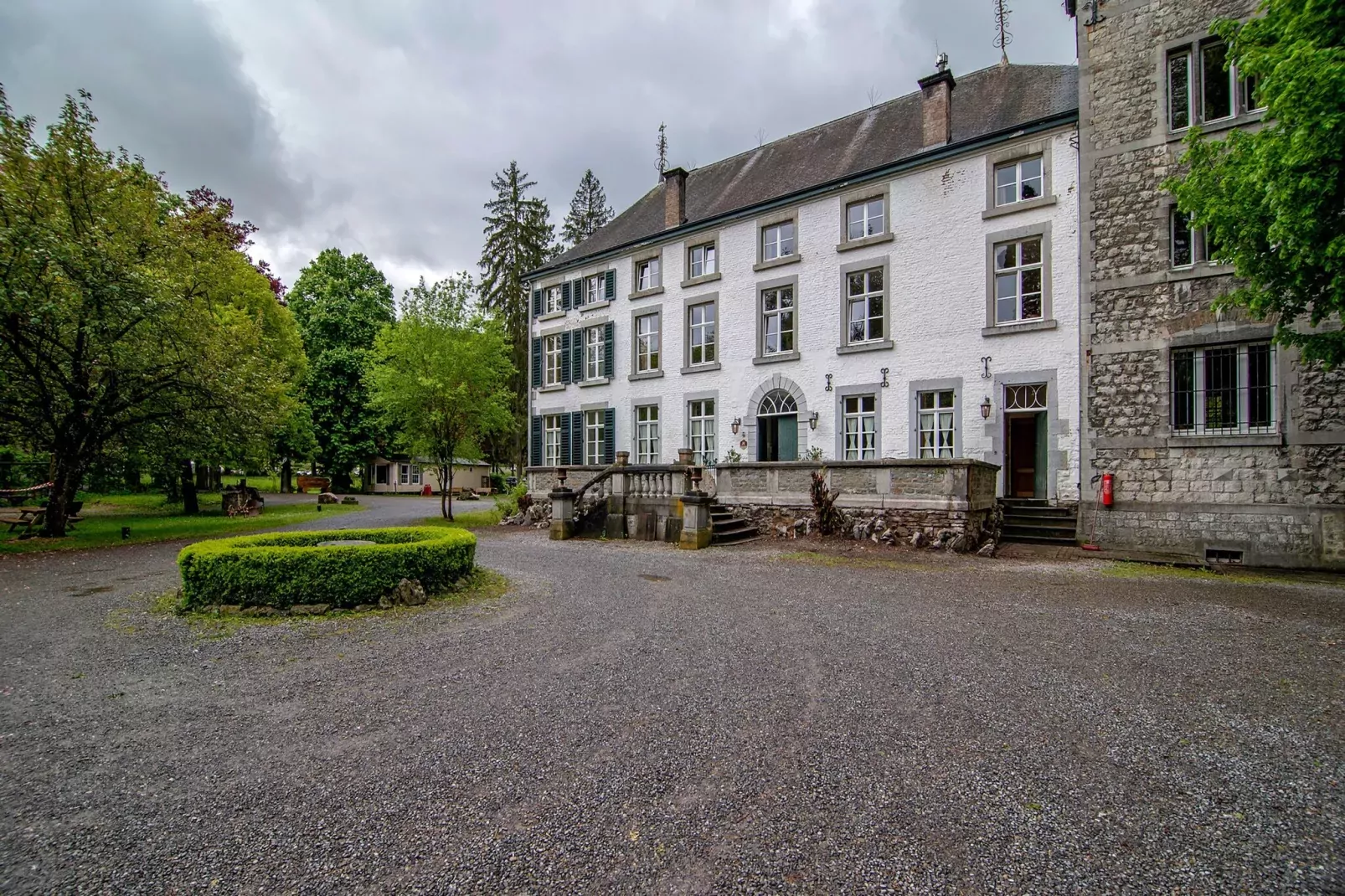 Studio voor twee Domaine Château Dieupart-Buitenkant zomer