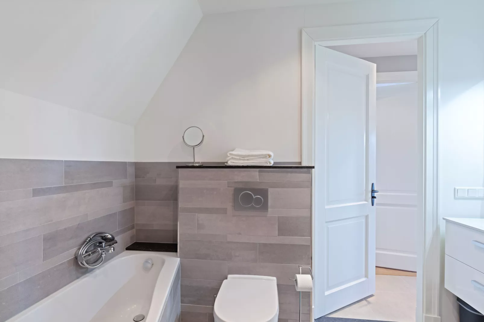 Residentie Heesdael - Suite B boven-Badkamer